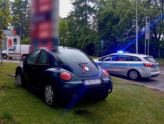 Wjechała garbusem w pylon na stacji paliw. Kobieta ledwo stała na nogach. Miała ponad 3 promile Wjechała garbusem w pylon na stacji paliw. Kobieta ledwo stała na nogach. Miała ponad 3 promile