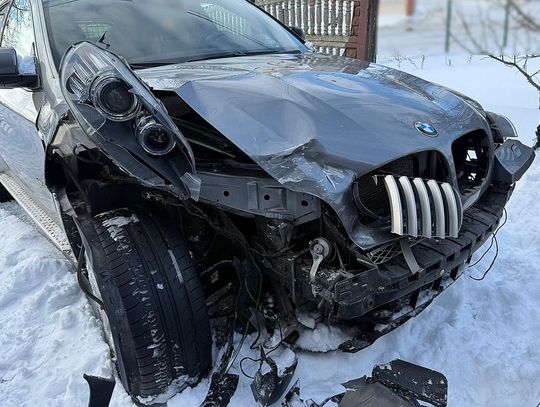 Wjechała w zaparkowane auto, poszła na zakupy, a potem ruszyła dalej. Policjanci odnaleźli ją w domu