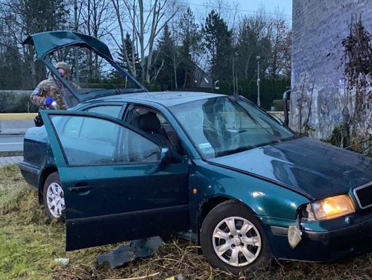 Wjechali w kobietę idącą chodnikiem i zostawili na śmierć. Policja ustala, który siedział za kierownicą