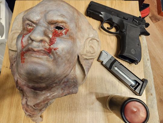 Włamał się do domu jednorodzinnego, a gdy nakrył go właściciel wyciągnął broń i strzelił