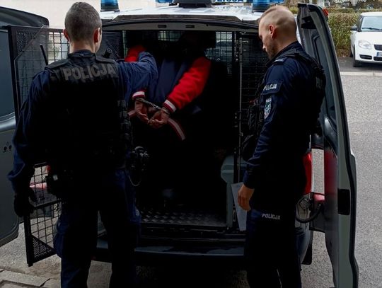 Włamał się do komisu, ukradł forda i 48 kompletów kluczyków do aut. Wpadł już następnego dnia