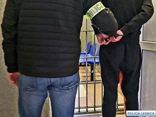 Włamał się do mieszkania i zabrał kosztowności warte 20 tysięcy zł. Policjanci szybko go namierzyli