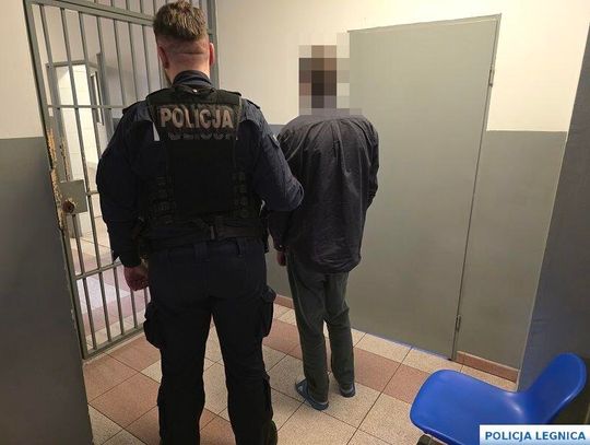 Włamał się do piwnicy, wyjadł słodycze i... usnął. Znaleźli go na kanapie, obok leżały narkotyki