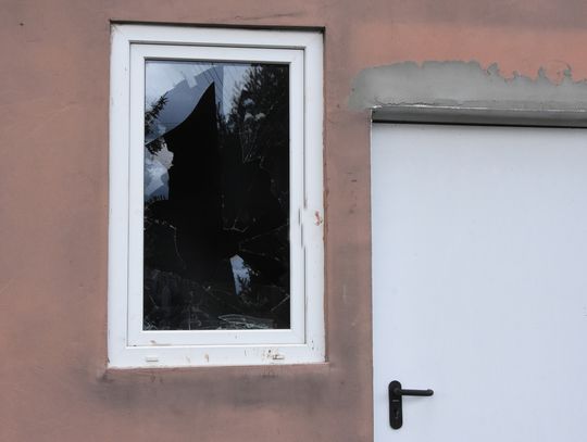 Włamał się do remizy wybijając szybę w oknie. Łupem złodzieja padło 13 butelek alkoholu