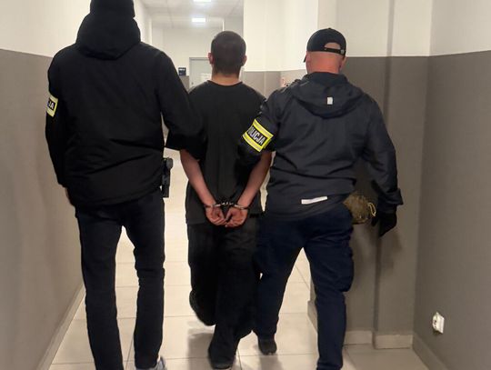Włamał się do sklepu i zabrał skrzynkę piwa. Przed policją schował się w nielegalnym kasynie