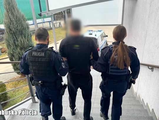 Włamał się do sklepu i zniknął z łupami, ale zostawił ślady. Policjanci wytropili sprawcę