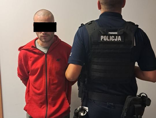 Włamał się do sklepu i zwiał z łupami, ale zapomniał o kamerach. Kilka dni później skuli go na bazarze