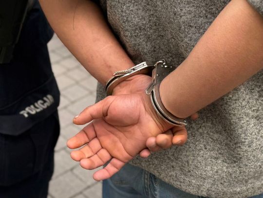 Włamał się do sklepu, wypił alkohol, zrobił sobie pizzę i zasnął. Złodzieja obudzili policjanci Włamał się do sklepu, wypił alkohol, zrobił sobie pizzę i zasnął. Złodzieja obudzili policjanci