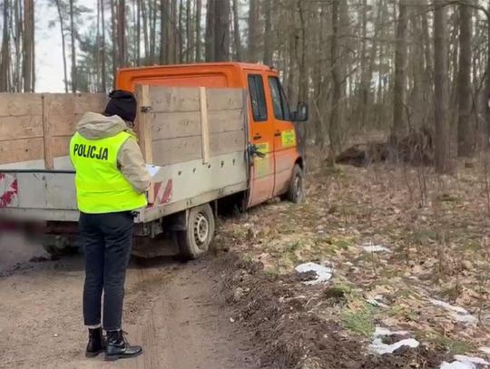 Włamał się do zakładu i ukradł dostawczego Mercedesa szefa. Odnaleziono w lesie