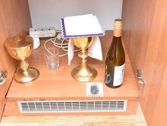 Włamał się na plebanię i wypił wino mszalne. Nakryty przez księdza usiłował dokonać na nim rozboju