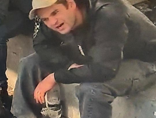 Włamali się do lodówki przy pubie i ukradli alkohol. Policja opublikowała zdjęcia złodziejaszków