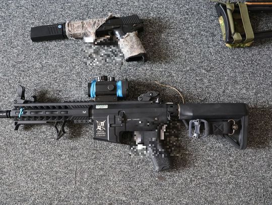 Włamali się do piwnicy w bloku, a tam pistolety i karabiny. Policja ma sprawców