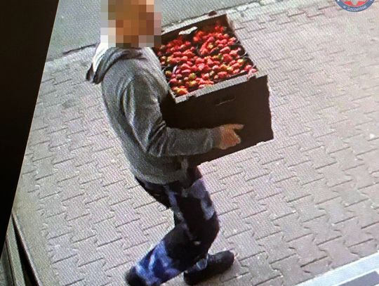 Włamanie, zniszczony lokal i truskawki za 400 zł. Dwaj mężczyźni pod dozorem policji