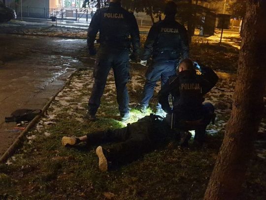 Włamywacz chciał przechytrzyć policjantów. Stanął na wystawie, udając manekina sklepowego