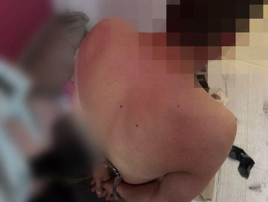 Włamywacz desperacko chciał ukryć się przed policją. Zdradziły go palce wystające spod łóżka