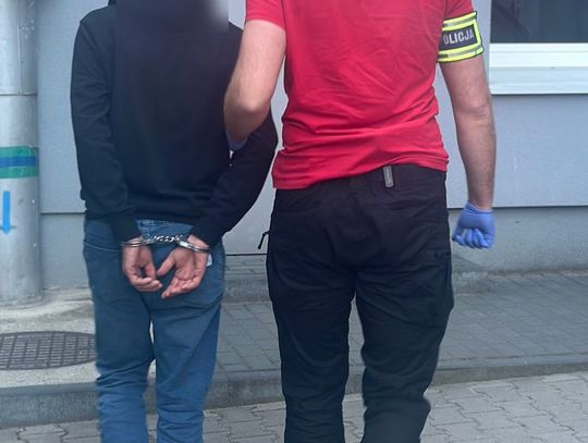 Włamywacz przegrał ze słabościami. Wypił skradziony w sklepie alkohol i usnął w toalecie pracowników