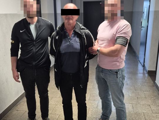 Włamywacz starej daty otworzył mieszkanie wytrychem, ale zaskoczyła go kamera. Ucieczka nie wystarczyła