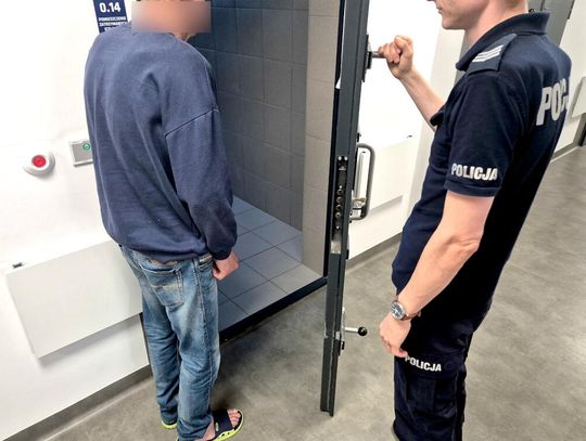 Włamywacz uciekał przez okno i złamał obie nogi. Wpadł razem z poszukiwanym wspólnikiem