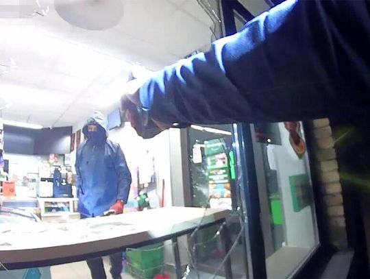 Włamywacz złapany na gorącym uczynku. Trzymał w ręku młotek