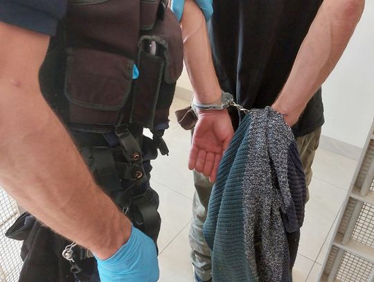 Włamywacz złapany na gorącym uczynku. Wyciągnął rewolwer i groził nim świadkowi przestępstwa