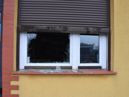 Włamywacze mieli łom, rajstopy i rękawiczki. Obrobili sklep, a potem upili się do nieprzytomności Włamywacze mieli łom, rajstopy i rękawiczki. Obrobili sklep, a potem upili się do nieprzytomności