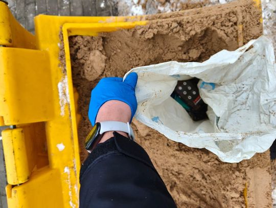 Włamywacze ukryli łupy w skrzyni z piaskiem. Obrobili salon z telefonami