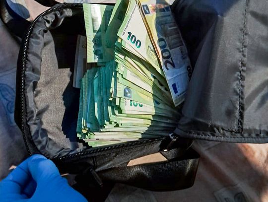 Włamywacz wszedł do mieszkania i zabrał sejf pełen gotówki i kosztowności. Wartość łupów ponad ćwierć miliona