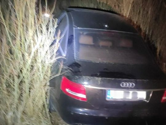 Właściciel Audi od policjantów dowiedział się, że mu je skradziono. Stało porzucone w zaroślach