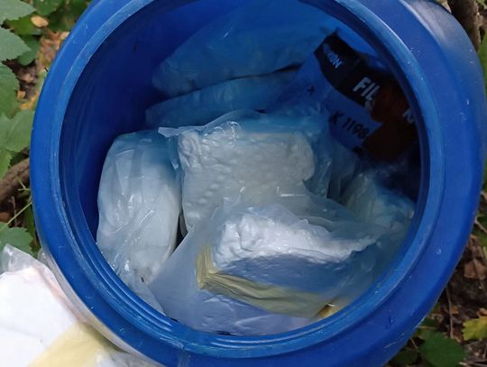 Właściciel działki dokonał szokującego odkrycia. Na jego posesji urządzono magazyn narkotyków