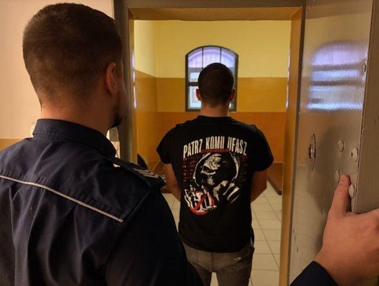 Właściciel koszulki "patrz, komu ufasz" perfidnie oszukał staruszkę. Dała mu 20 tysięcy