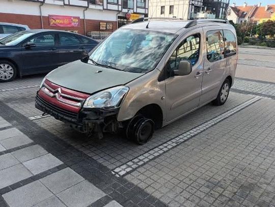 Właściciel odnalazł skradzione auto. W środku trzech mężczyzn właśnie jadło śniadanie