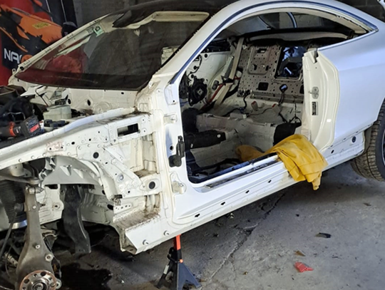 Właśnie rozbierali mercedesa na części. Został skradziony dzień wcześniej.  Nalot na dziuplę złodziei samochodów