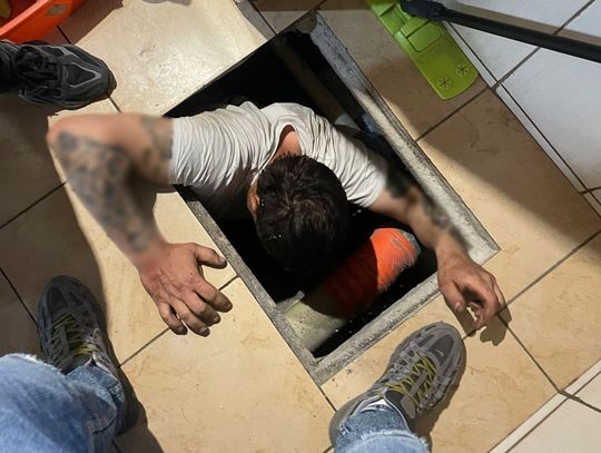 Właz ukryty pod meblami w łazience. Poszukiwany 43-latek schował się przed policją w studzience Właz ukryty pod meblami w łazience. Poszukiwany 43-latek schował się przed policją w studzience