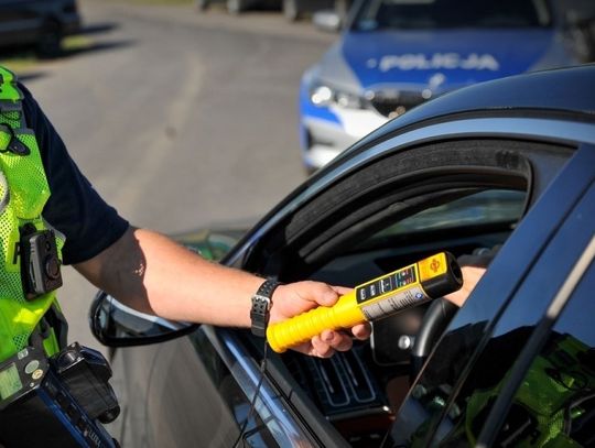 Wmawiał policjantkom, że wypił jedno piwo do śniadania. Wydmuchał prawie trzy promile