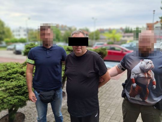 Wmówił 68-latkowi, że przemnoży jego oszczędności na giełdzie. Wyłudził ponad 2,5 miliona złotych