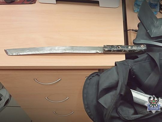 Wpadł na kradzieży sklepowej, a potem wyciągnął maczetą. 26-latek groził ochroniarzowi