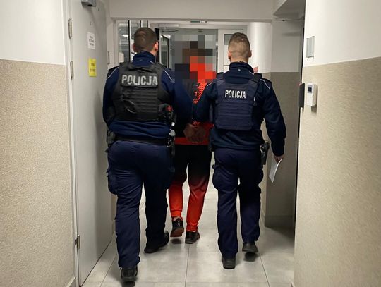 Wpadł na kradzieży zimnych ogni wartych 9 zł. Przyjechali policjanci i zabrali go do więzienia