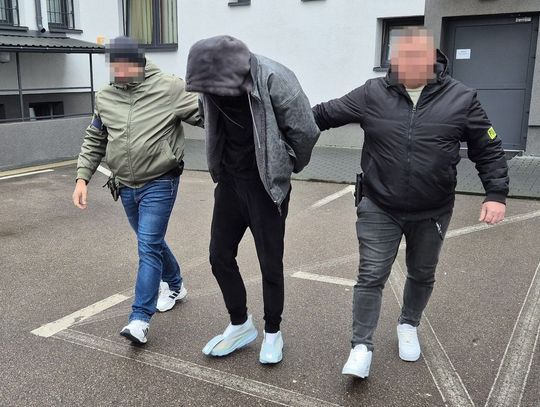 Wpadł przez spaloną żarówkę w aucie. 20-latek był bardzo nerwowy, policjanci znaleźli narkotyki Wpadł przez spaloną żarówkę w aucie. 20-latek był bardzo nerwowy, policjanci znaleźli narkotyki