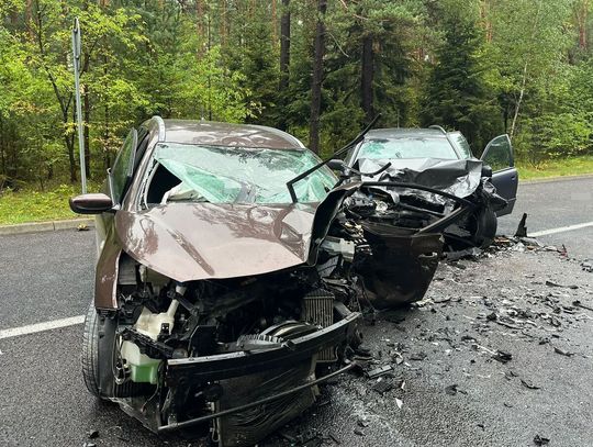 Wpadł w poślizg i zderzył się czołowo z Volvo. 21-latek w szpitalu