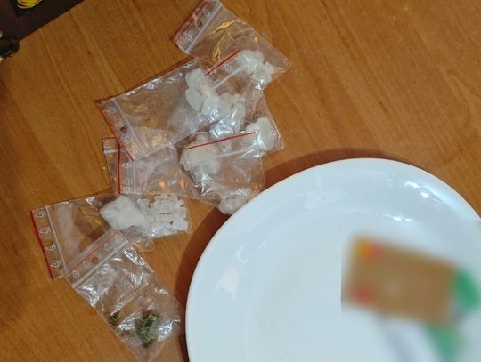Wpadł z narkotykami, bo przechodził w miejscu niedozwolonym. Gdy podeszli policjanci, puściły mu nerwy
