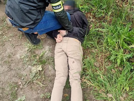 Wpadł z torbą pełną gotówki seniorów. 23-letni „odbierak” oszustów zatrzymany na parkingu