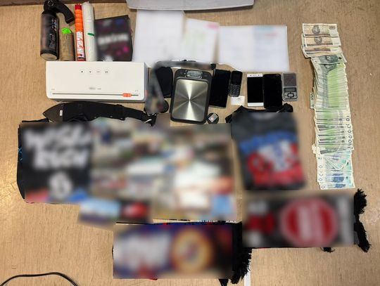 Wprowadzili na rynek ponad sto kilogramów narkotyków. Policja rozbiła gang pseudokibiców