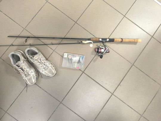 Wracając z imprezy okradli ojca kolegi. Nastolatkowie zabrali buty, wędki i hulajnogę