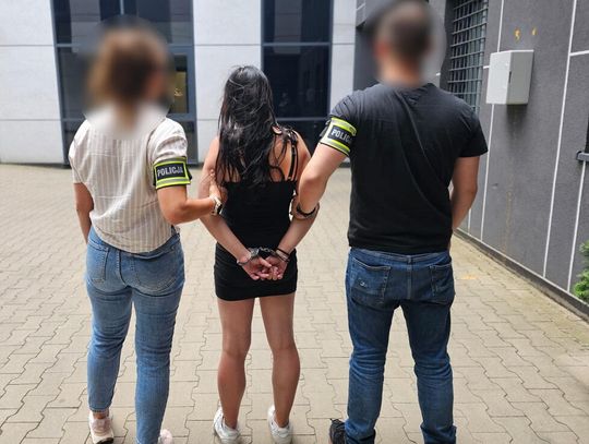 Wracał nad ranem z imprezy, dał się namówić na picie z nieznajomymi. Został pobity i okradziony