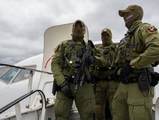 Wracał z Egiptu, po pijaku rozbierał się w samolocie i awanturował. Z lotniska odebrała go mama