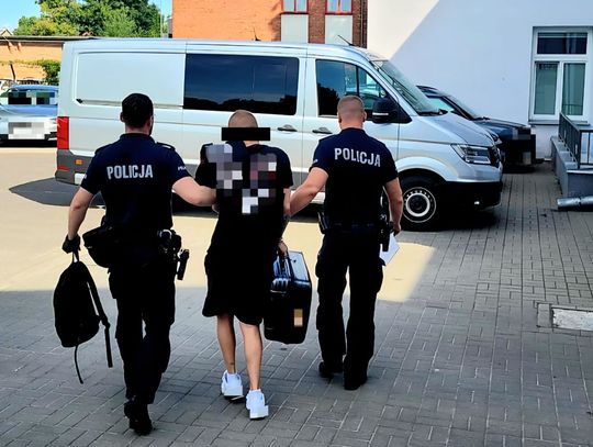 Wracał z Holandii, zatrzymali go w autobusie. Na widok policjantów udawał, że śpi