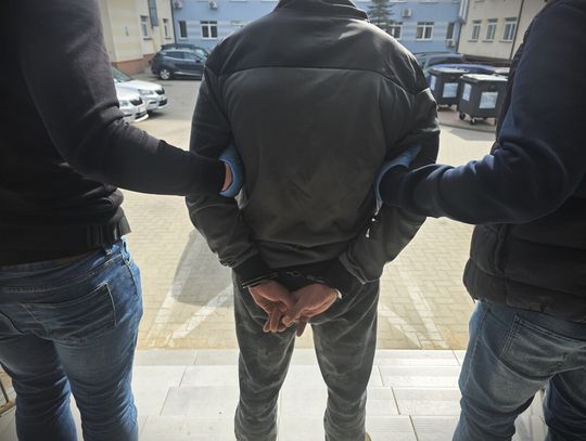 Wróciła do mieszkania, okazało się, że są w nim obcy ludzie. Zatrzymano dwóch mężczyzn i kobietę