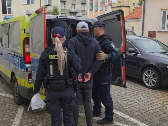 Wróciła z pracy i zobaczyła porysowaną maskę samochodu. Policjanci zatrzymali mężczyznę z monitoringu