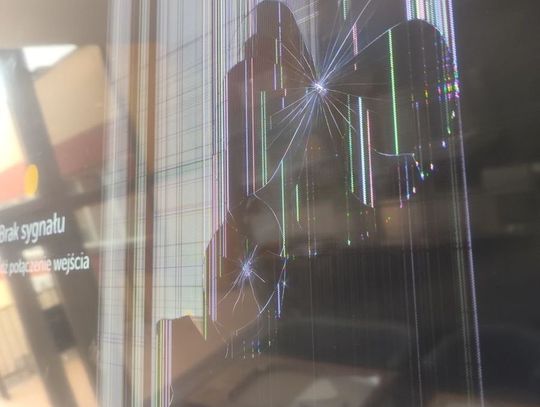 Wściekł się i rzucił butelką z piwem w telewizor w knajpie. Policjanci odnaleźli mężczyznę i teraz odpowie on za przestępstwo