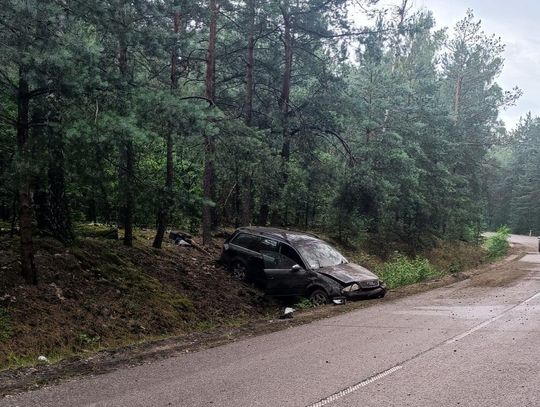 Wsiadł za kierownicę pijany, po narkotykach i złamał trzy sądowe zakazy. Audi wylądowało w rowie